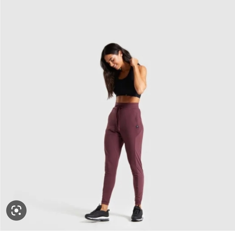GymShark Aura Joggers XS Berry Red